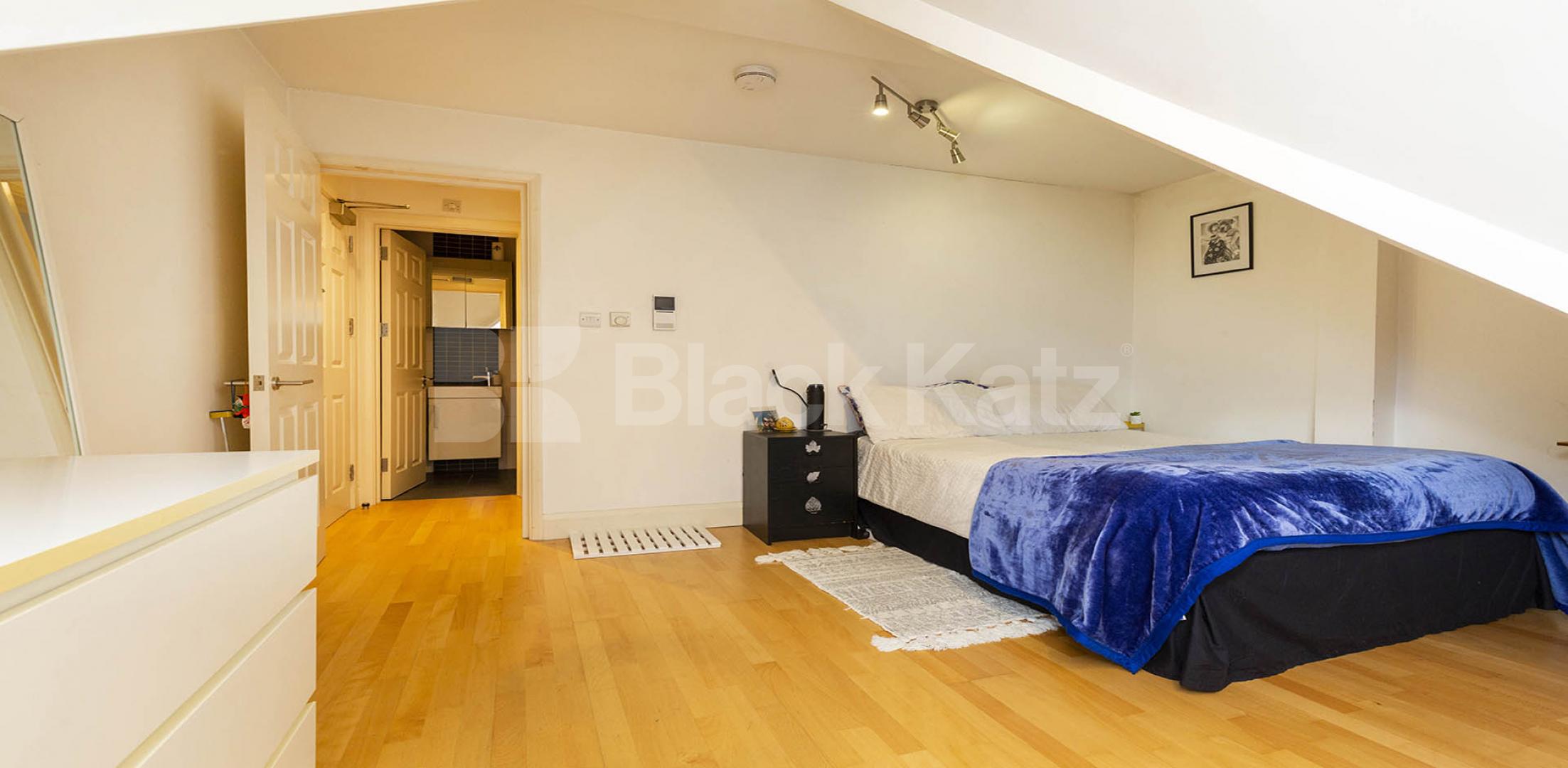 Superb modern studio located in the heart of Camden mins to Regents Park. Camden Road, Camden